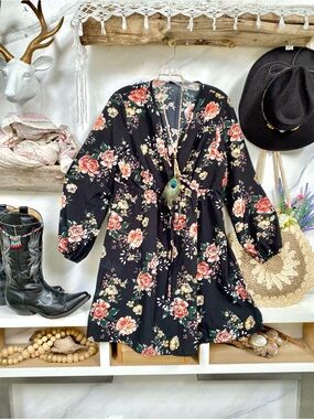 Lovely floral boho dress w exaggerated ballon sleeves w shabby chic vibe